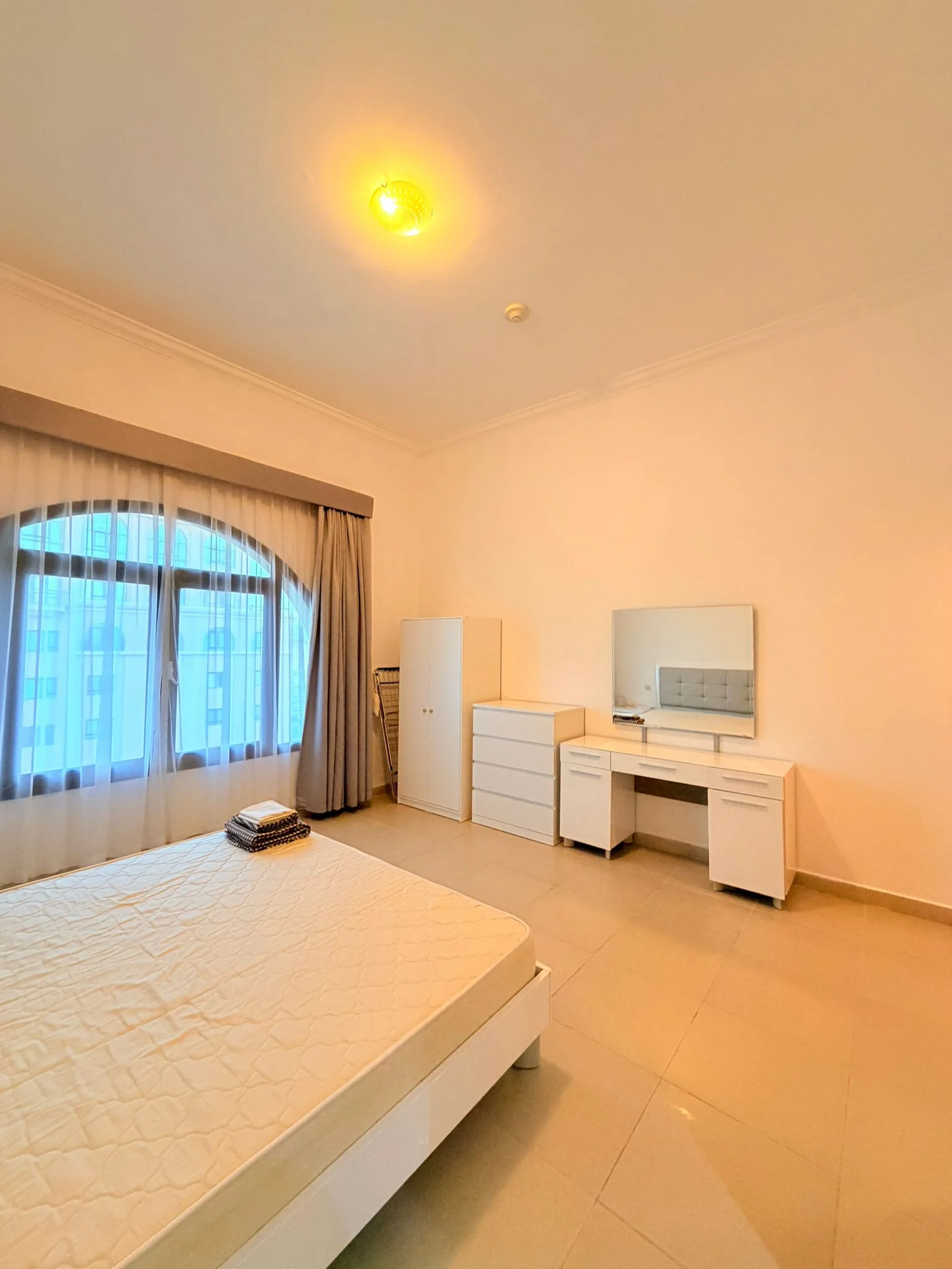 ELEGANT 1 BEDROOM FULLY FURNISHED WITH BALCONY