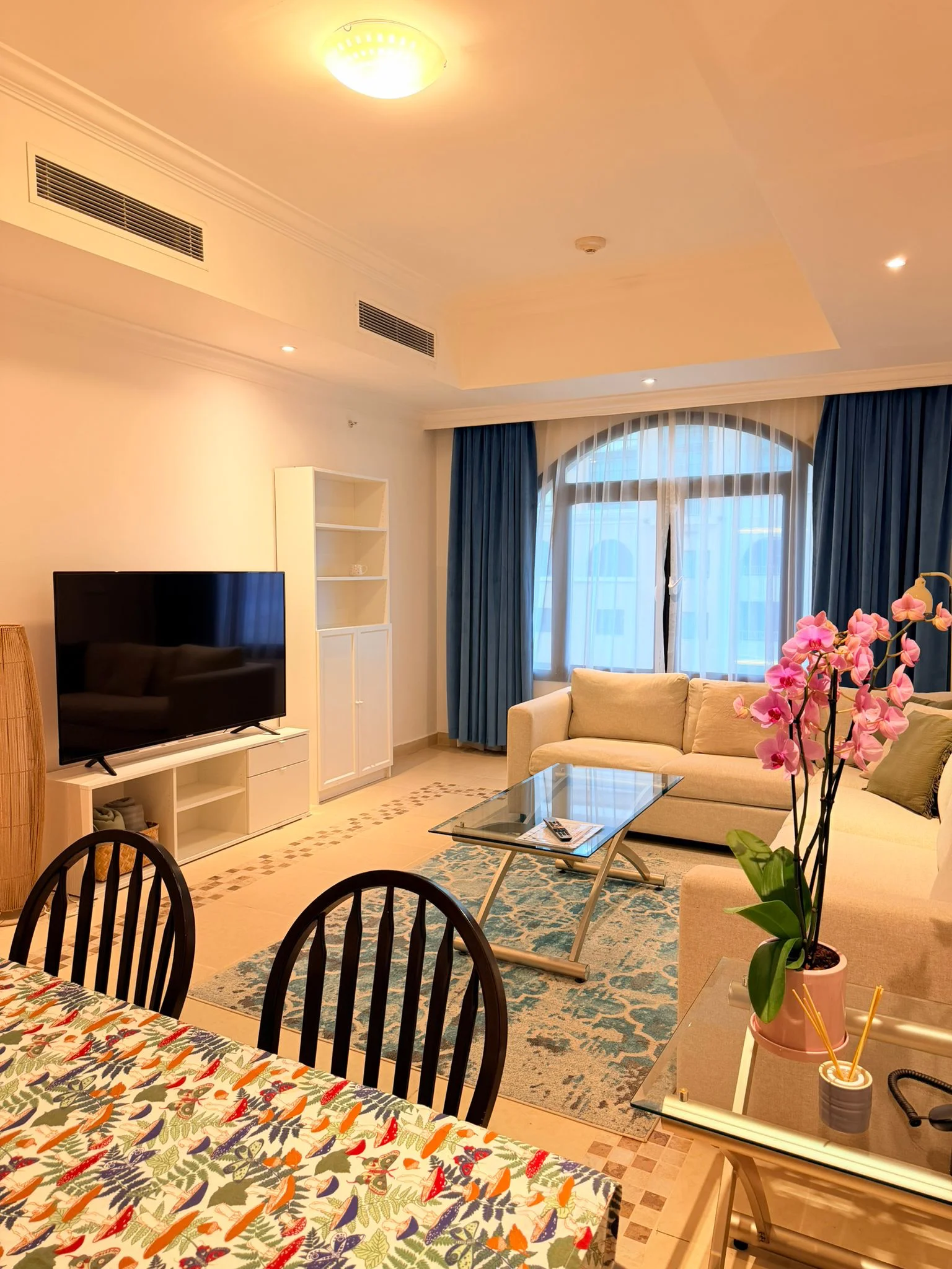 ELEGANT 1 BEDROOM FULLY FURNISHED WITH BALCONY