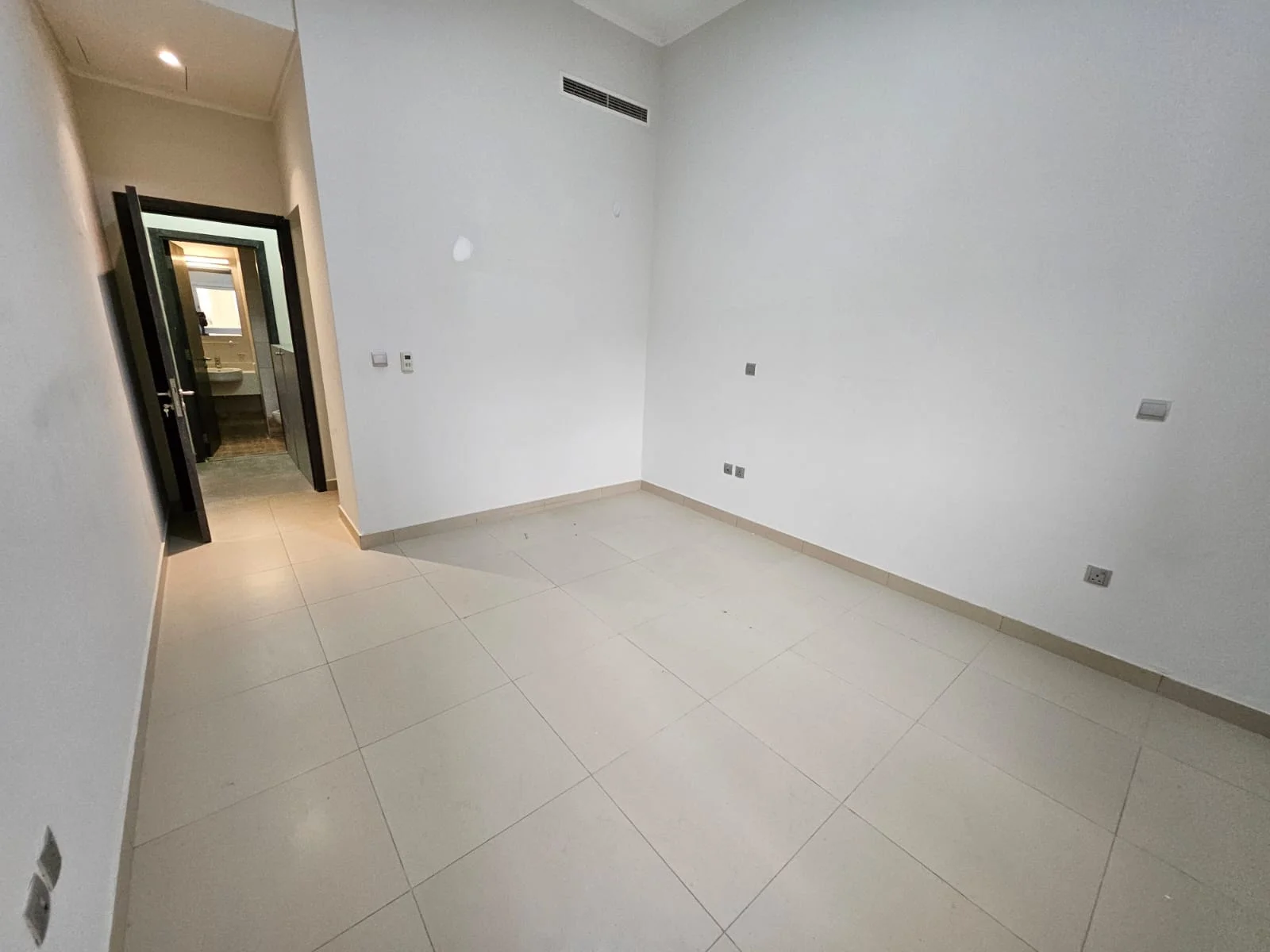 CLASSIC 1BEDROOM SEMI FURNISHED WITH BIG TERRACE