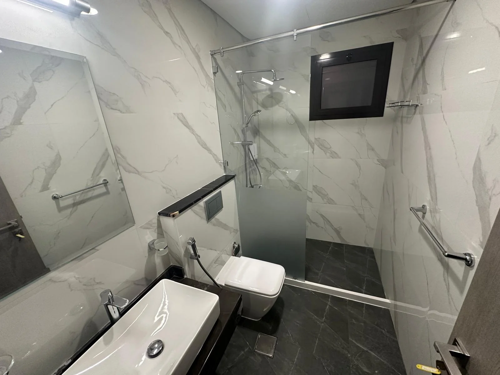 Beautiful furnished 2bhk apartments with bills
