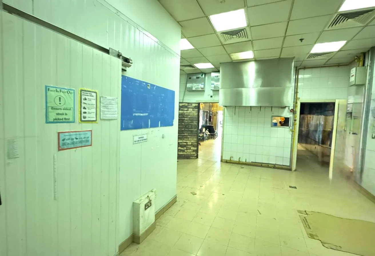 Fitted F&B Shop in Prime Retail Location No Key M