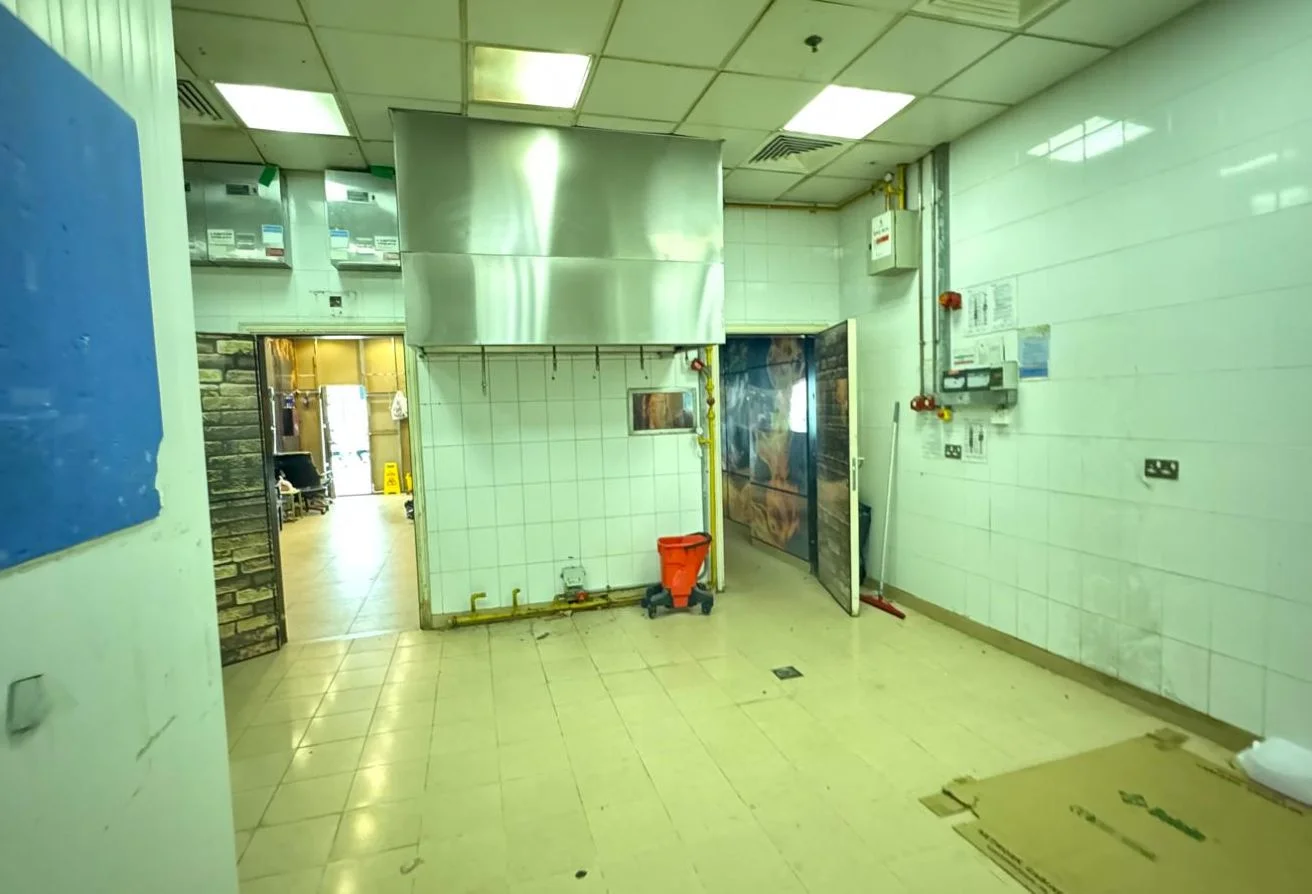 Fitted F&B Shop in Prime Retail Location No Key M