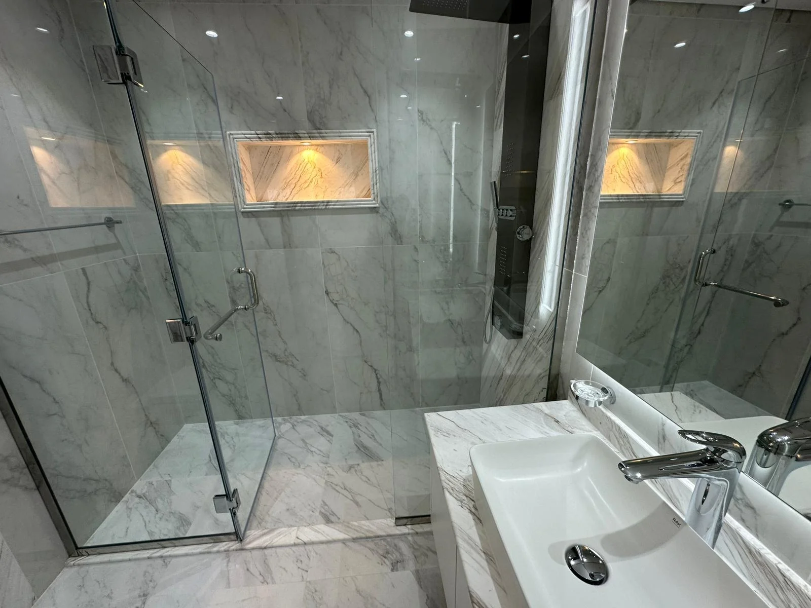 Upgraded Triplex Townhouse 4bedrooms for sale