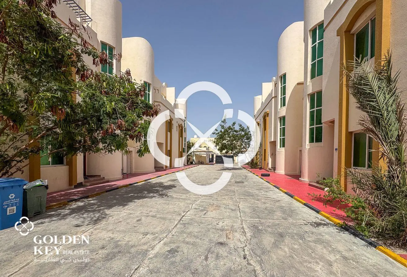 Spacious 6BR Villa for Female Staff in Ain Khaled - view 1