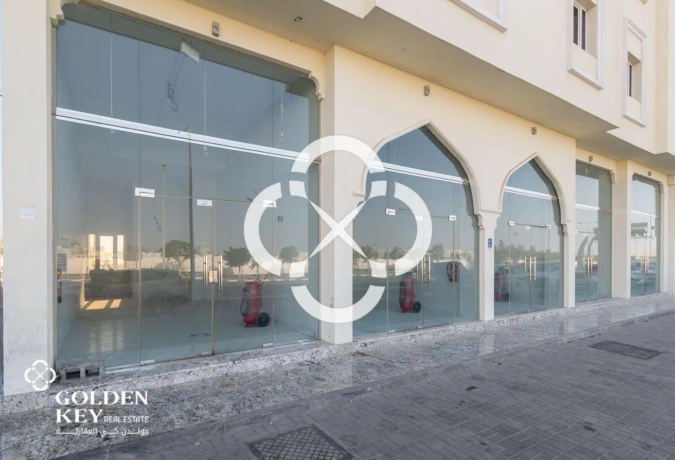Open-Plan Retail Shop located in Markhiya