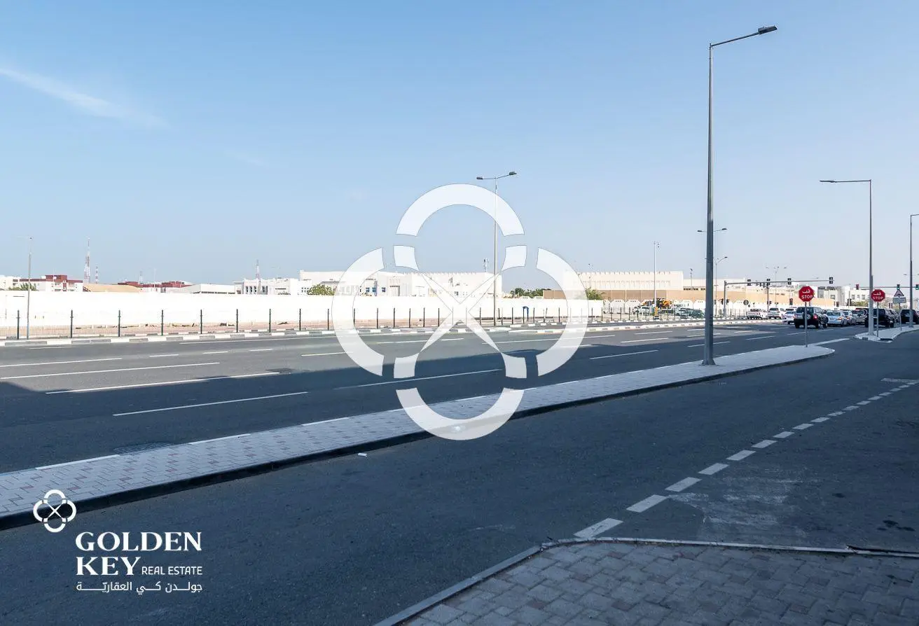 Open-Plan Retail Shop located in Markhiya