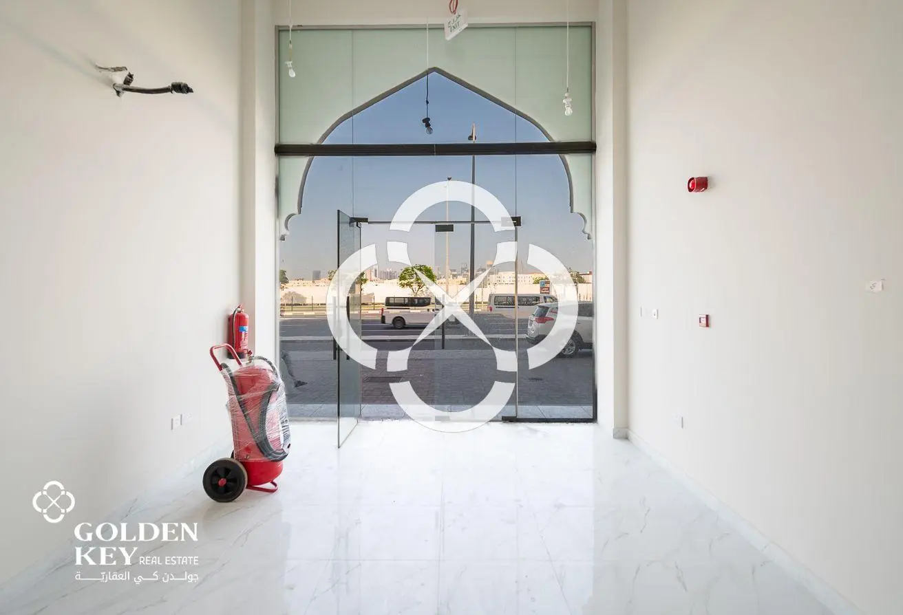 Open-Plan Retail Shop located in Markhiya