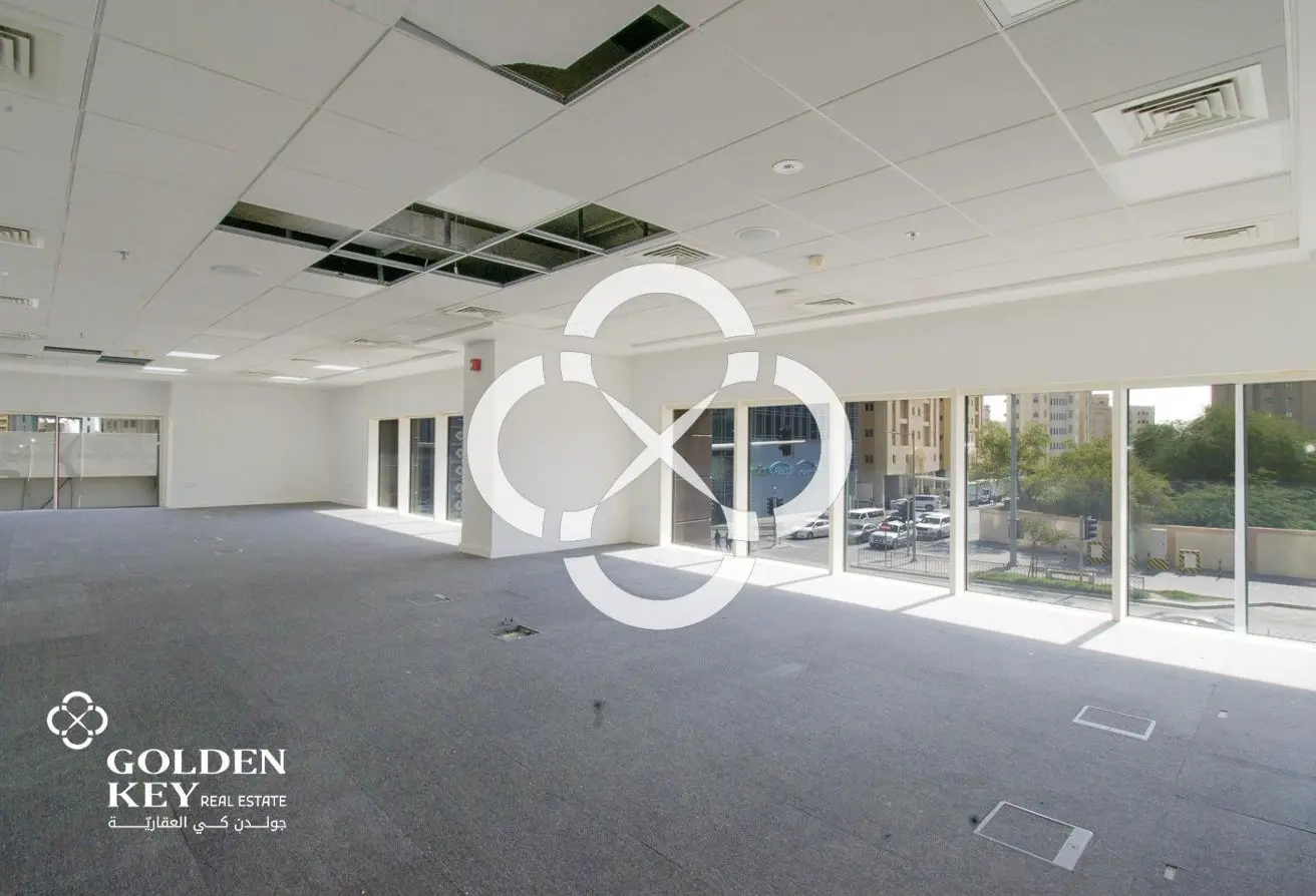 High-Visibility Showroom – Ground + Mezzanine