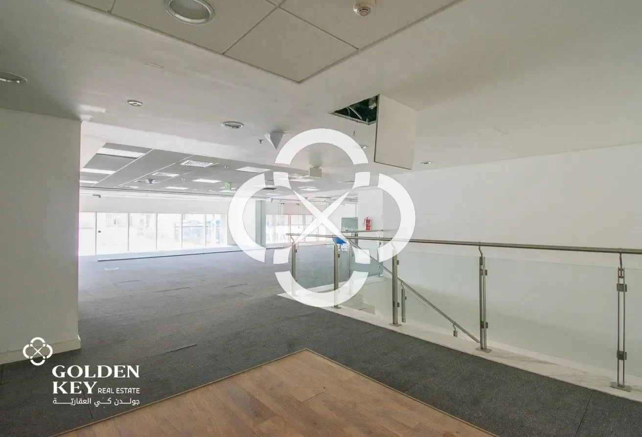 High-Visibility Showroom – Ground + Mezzanine