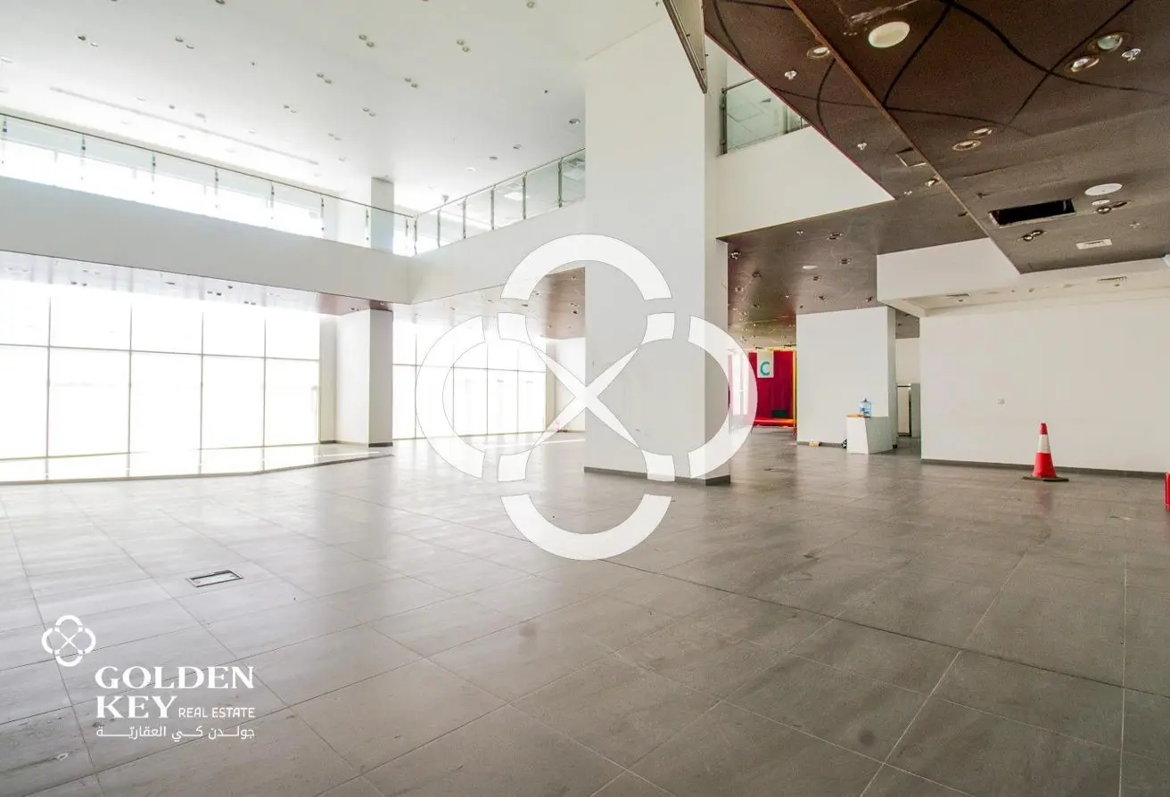 High-Visibility Showroom – Ground + Mezzanine