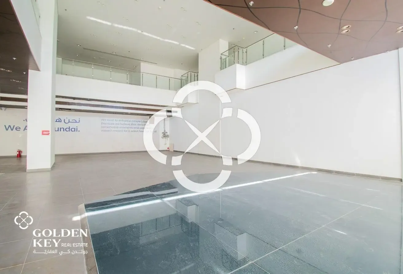High-Visibility Showroom – Ground + Mezzanine
