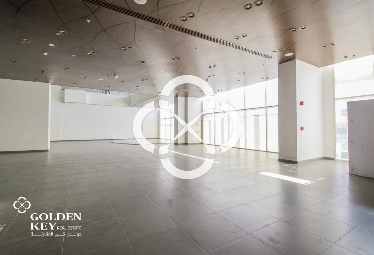 High-Visibility Showroom – Ground + Mezzanine