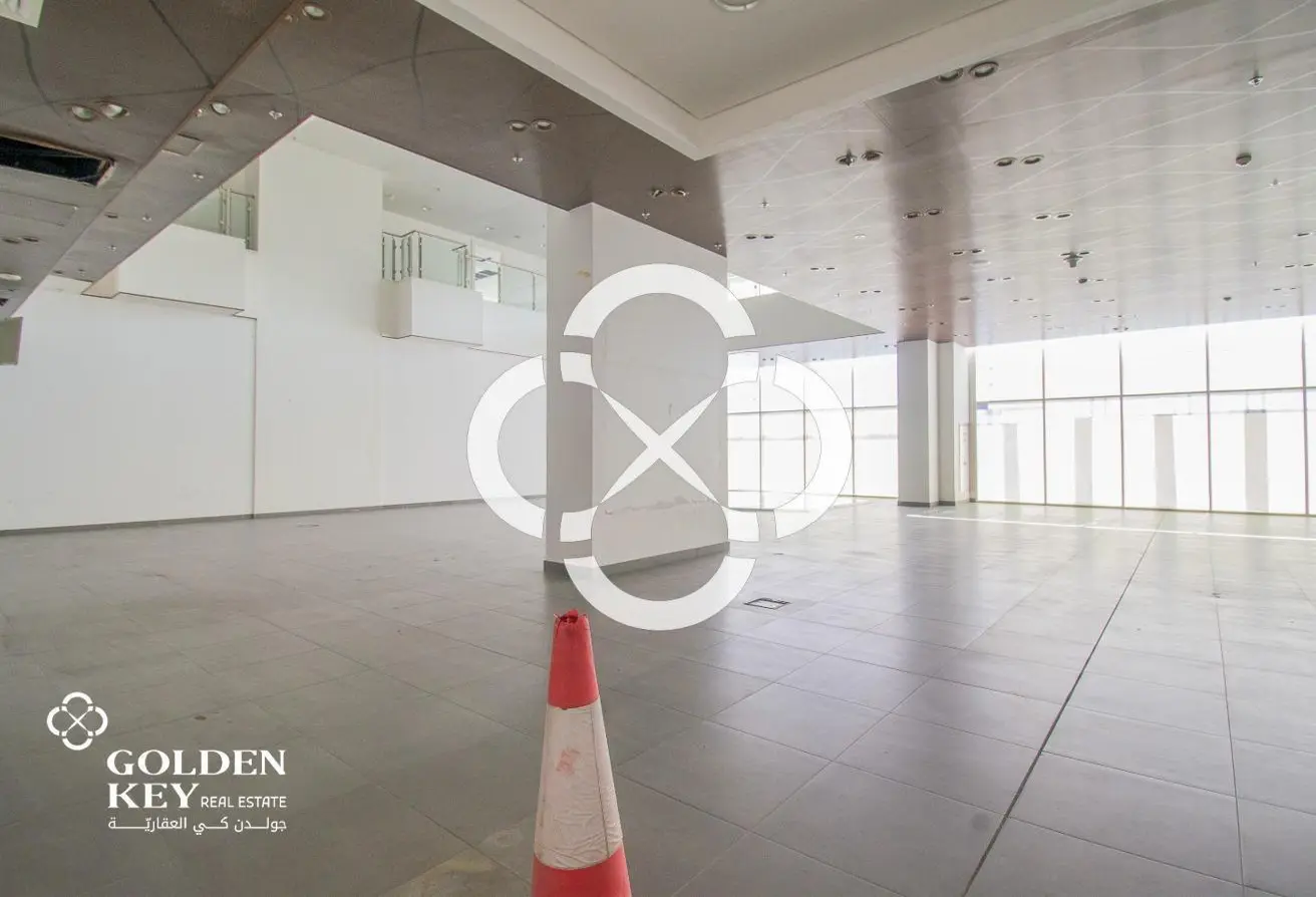 High-Visibility Showroom – Ground + Mezzanine