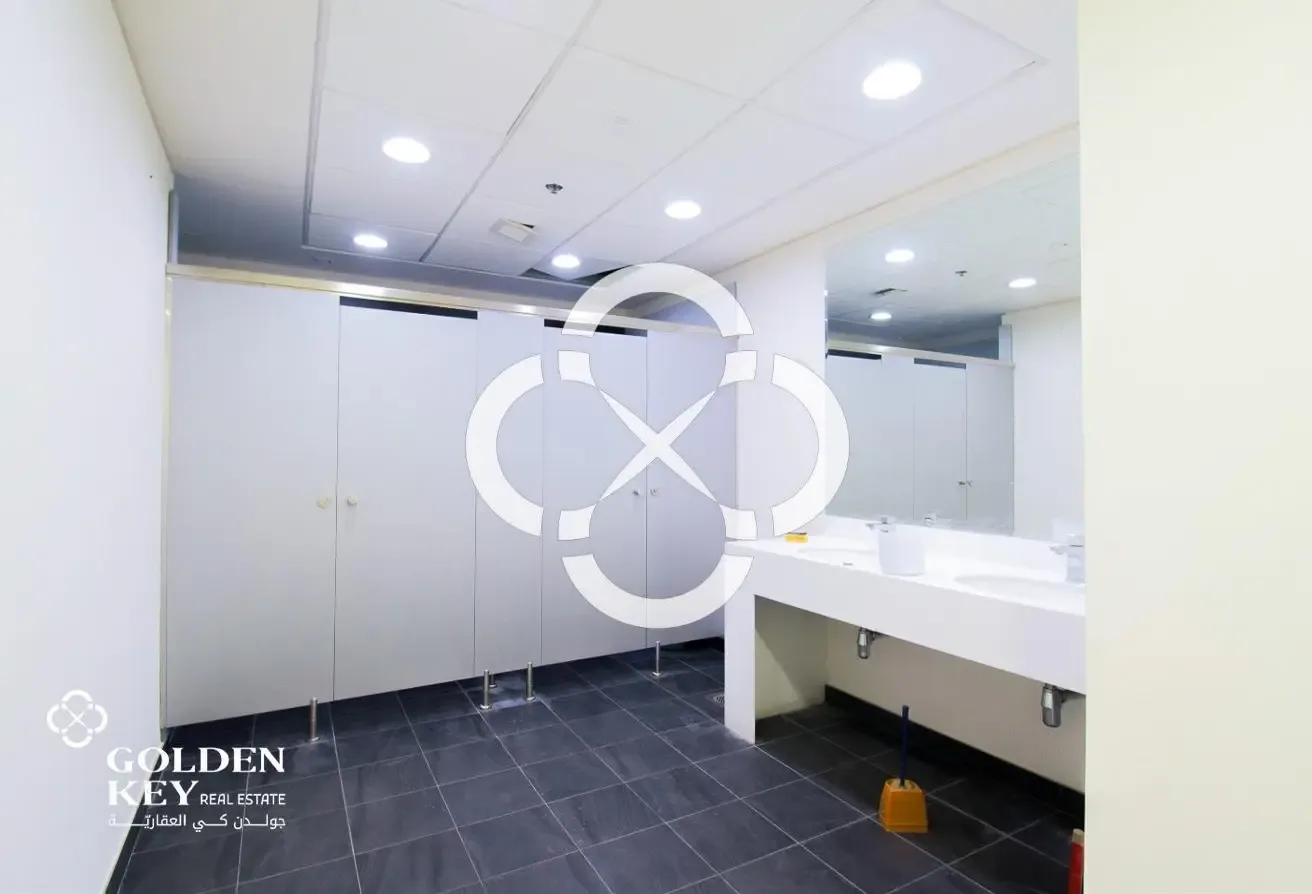 High-Visibility Showroom – Ground + Mezzanine