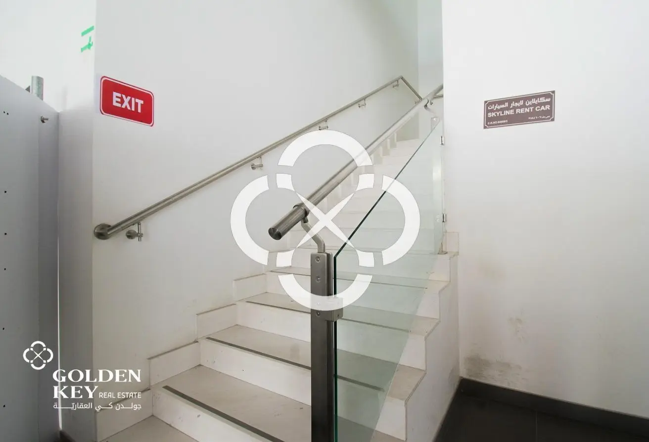 High-Visibility Showroom – Ground + Mezzanine