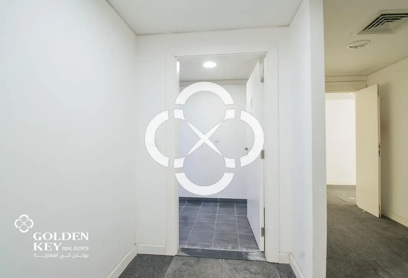 High-Visibility Showroom – Ground + Mezzanine