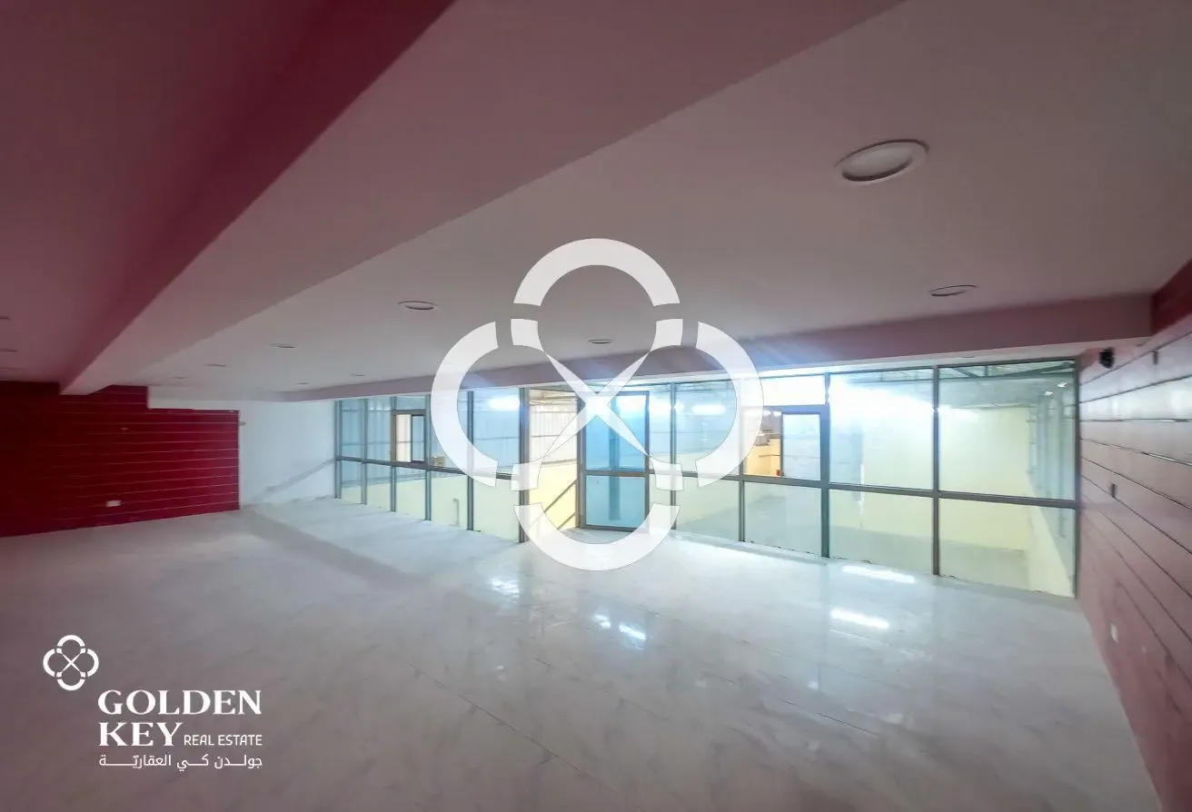 Well-Designed Workshop Space with Modern Offices