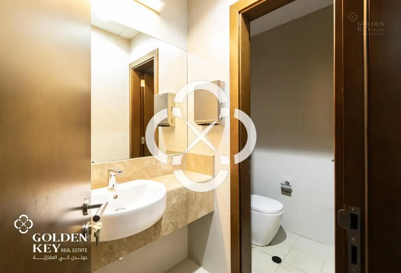 Business Tower | Expansive Floor Plan