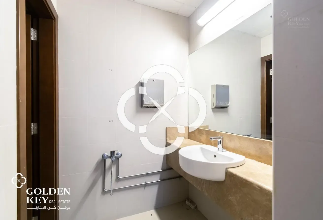 Business Tower | Expansive Floor Plan