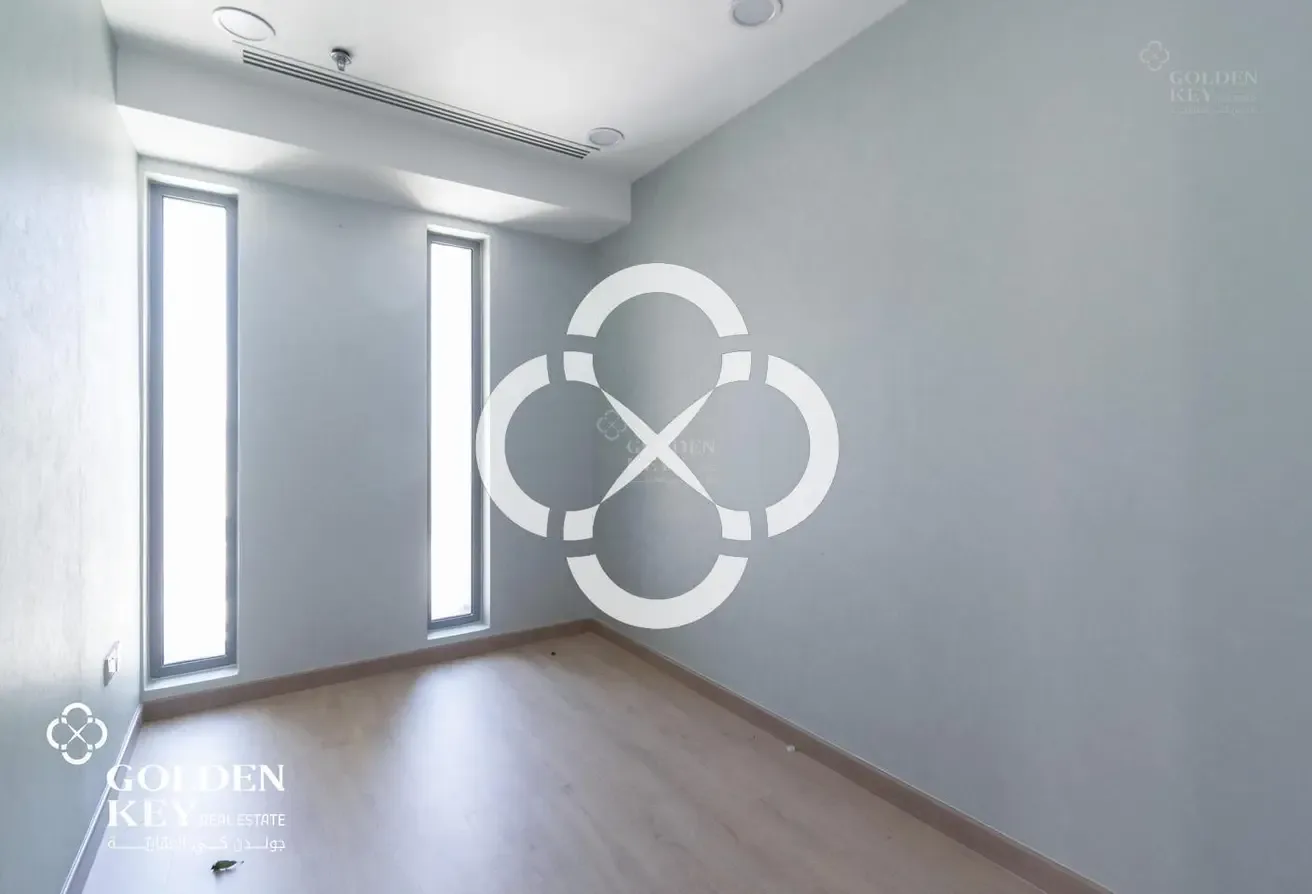 Business Tower | Expansive Floor Plan