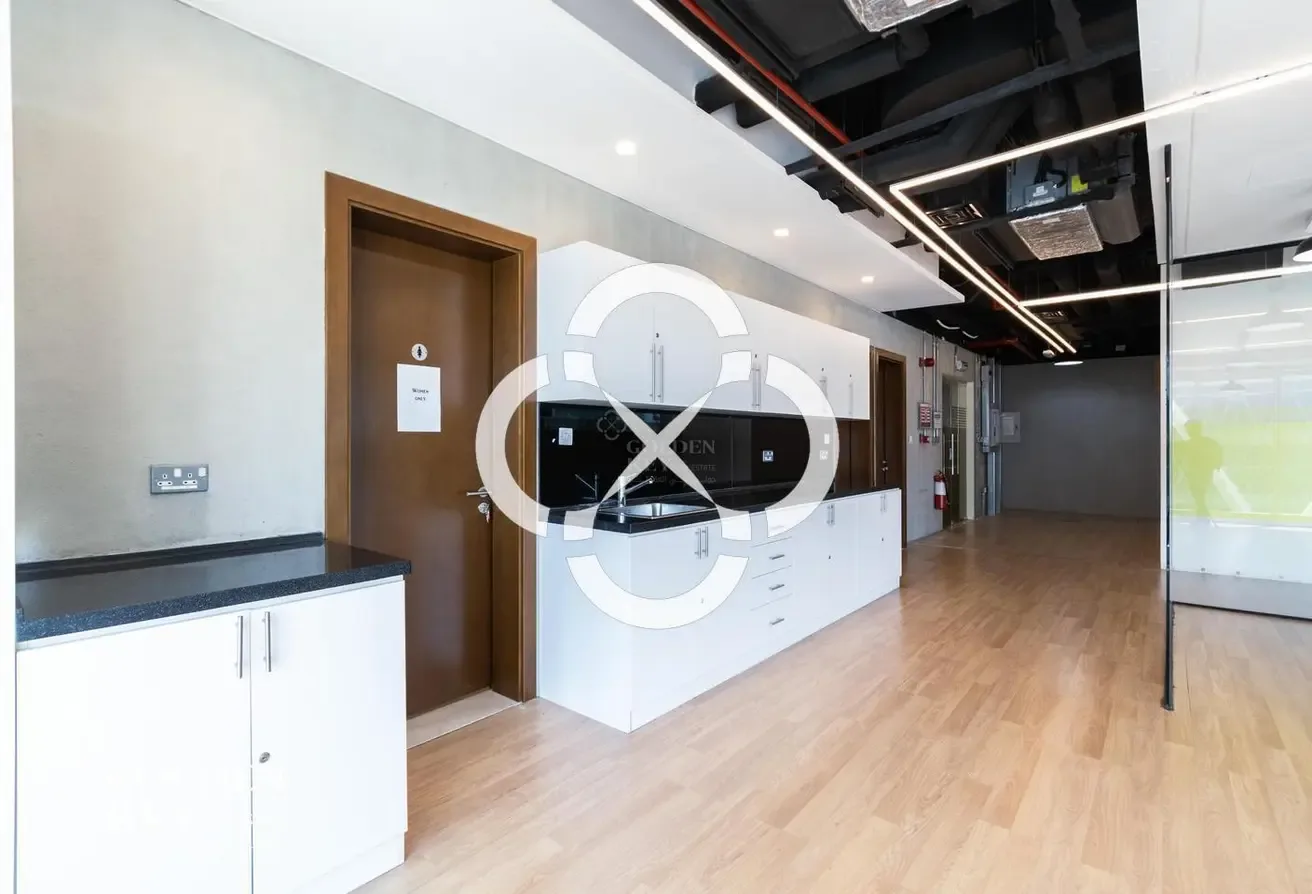 Business Tower | Expansive Floor Plan