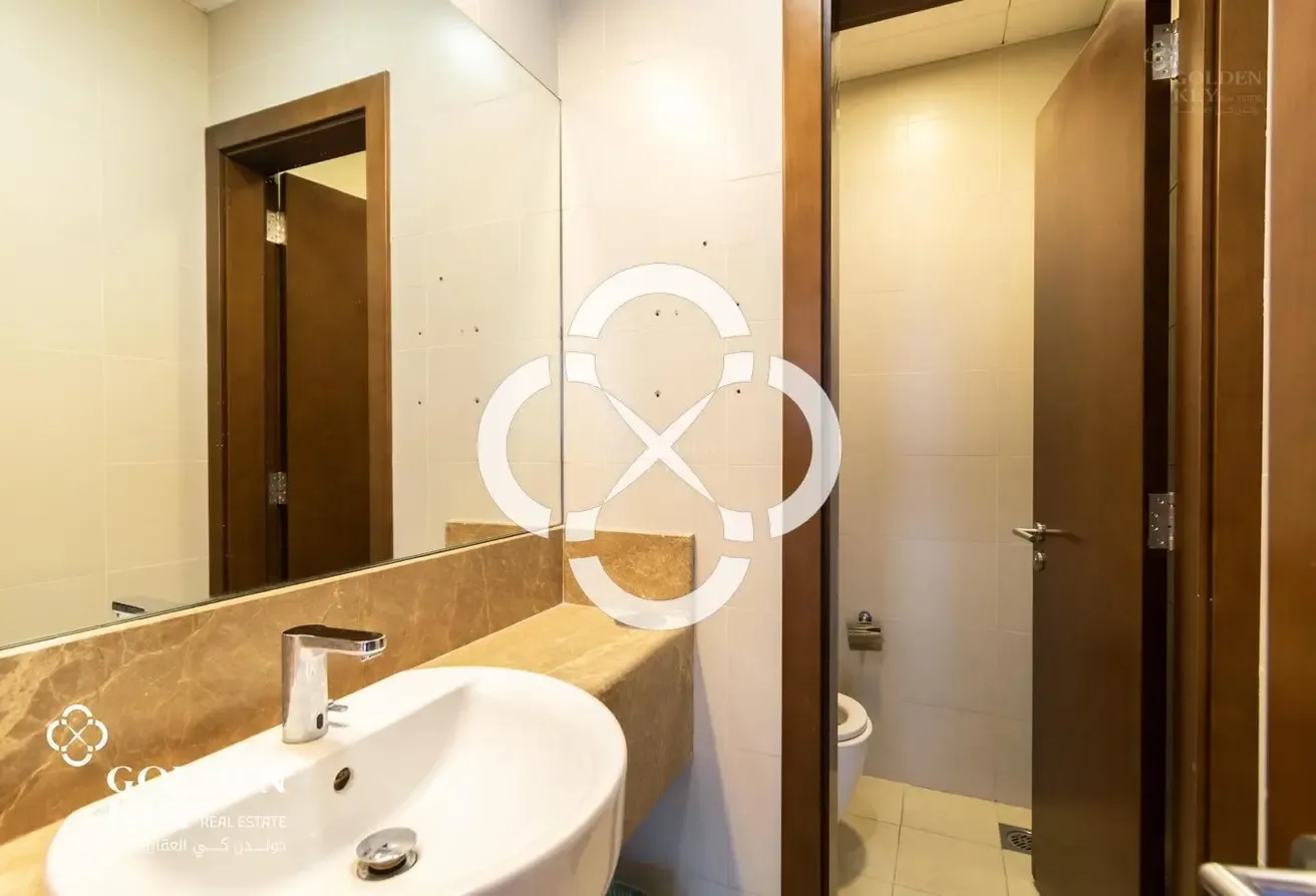 Business Tower | Expansive Floor Plan