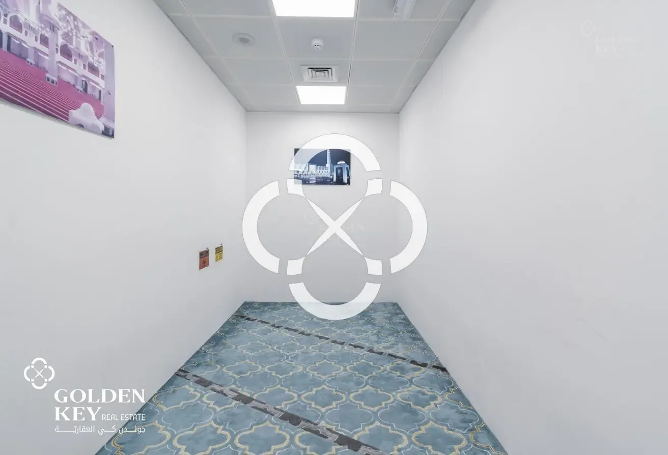 Business Tower | Expansive Floor Plan