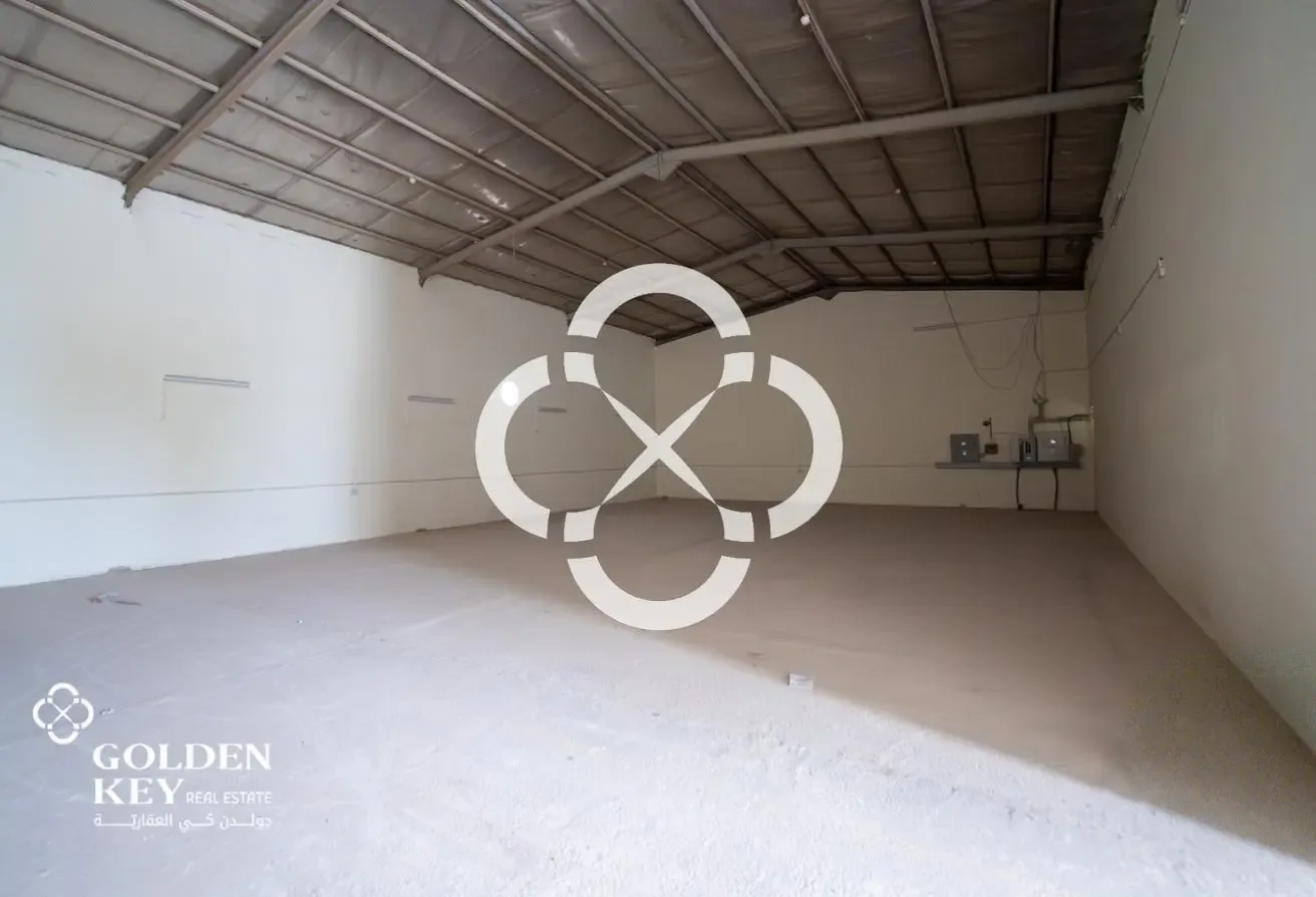 General Warehouse with 15 Rooms | Industrial Area