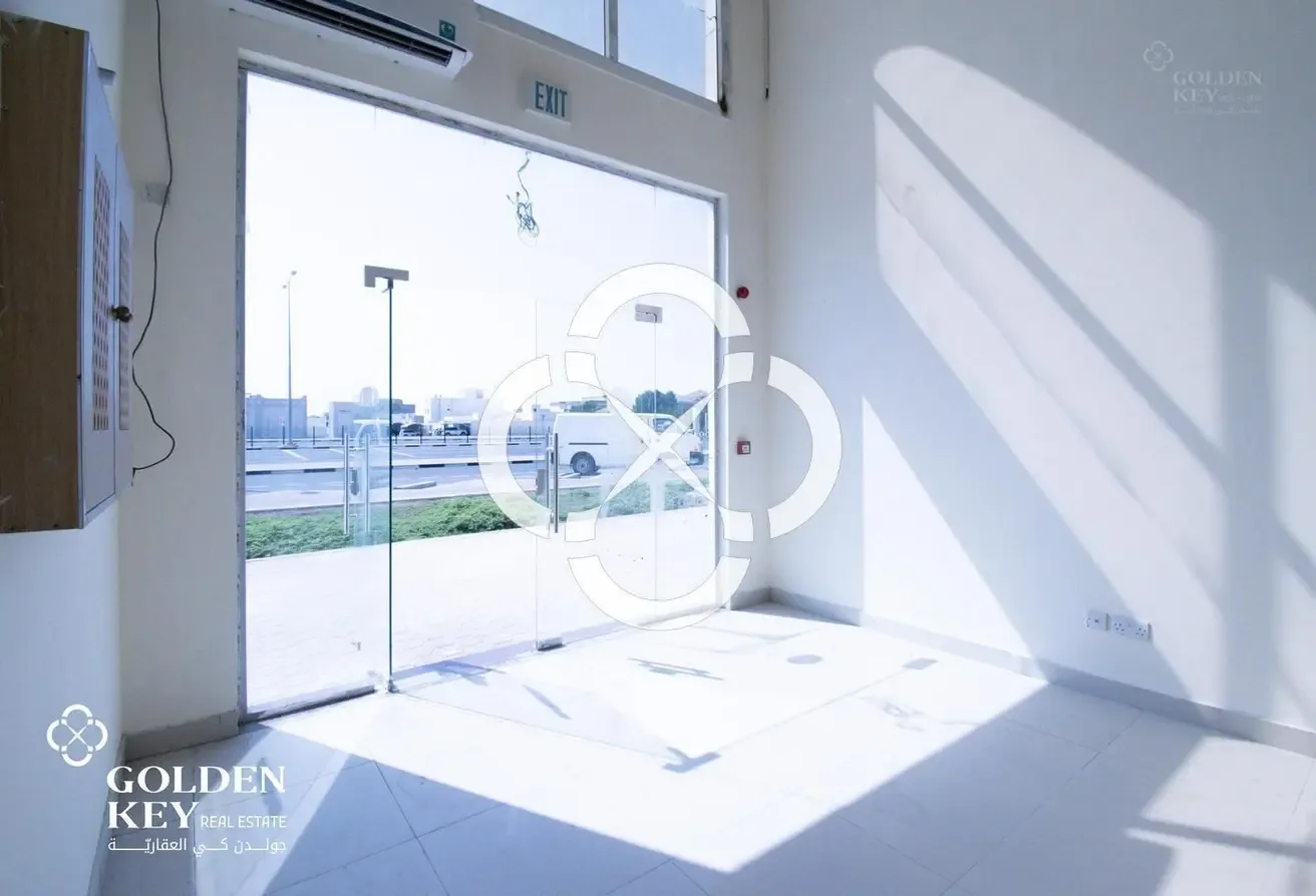 HighTrafficPremium Area |Retail shop with Kitchen