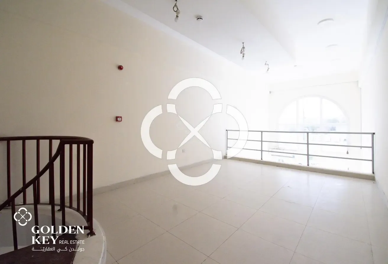 HighTrafficPremium Area |Retail shop with Kitchen