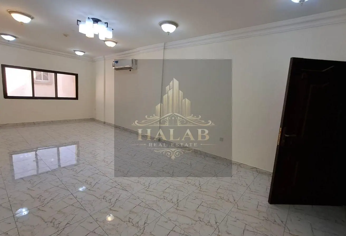2 Bedrooms Unfurnished Apartment Madinat Khalifa - view 3