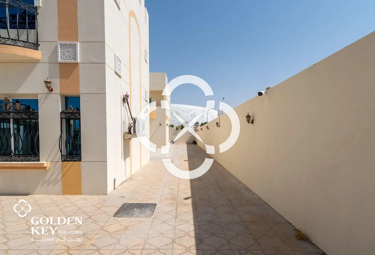 Commercial Villa for Multiple Business Activities