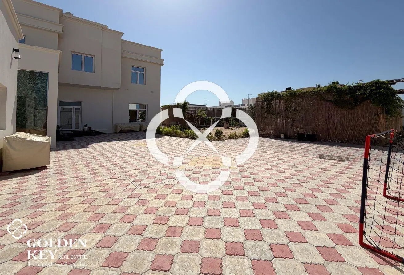 Villa w/ Private Pool 6 BR and Garden in Al Ruwais