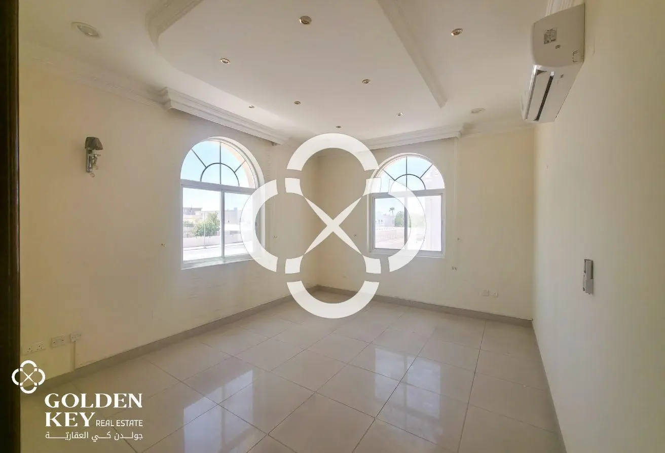 Commercial Villa for Various Business Activities