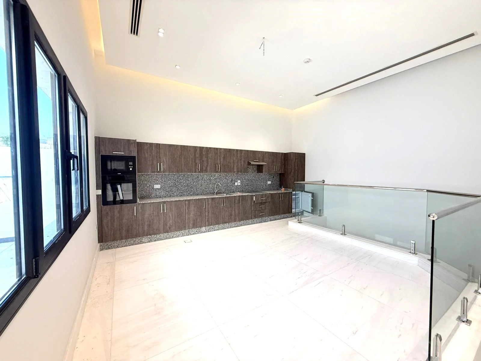 ULTRA-LUXURY CORNER 8BR VILLA WITH POOL & JACUZZI