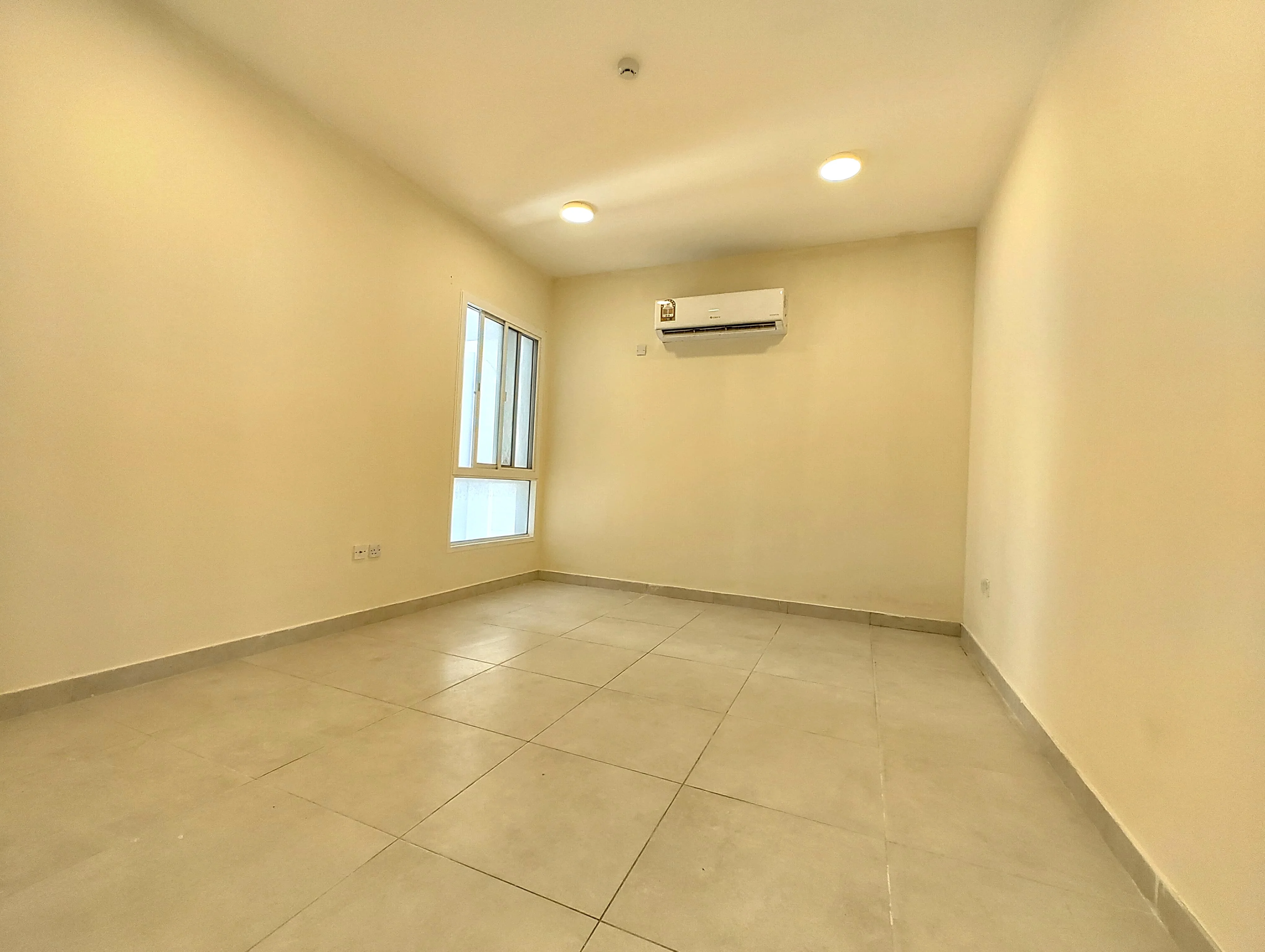 SPACIOUS UF 3BHK APARTMENT NEAR METRO
