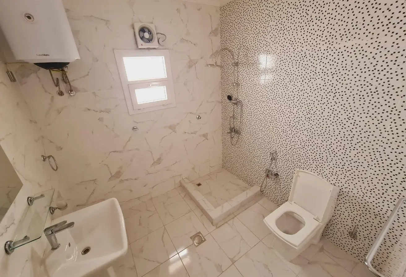 6 Bed | 5 Bath | Outhouse | QAR. 12,000 | Villa
