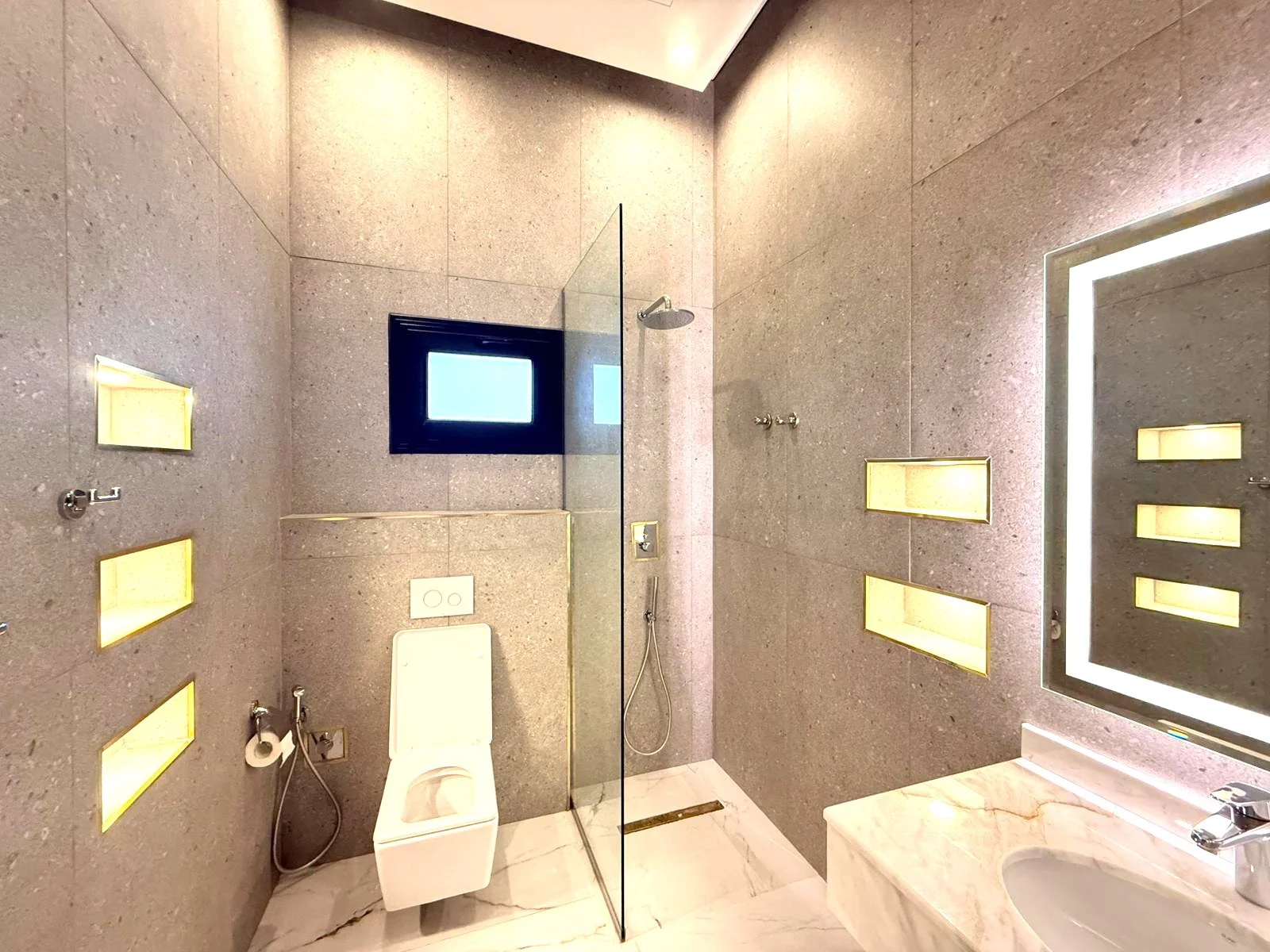ULTRA-LUXURY CORNER 8BR VILLA WITH POOL & JACUZZI