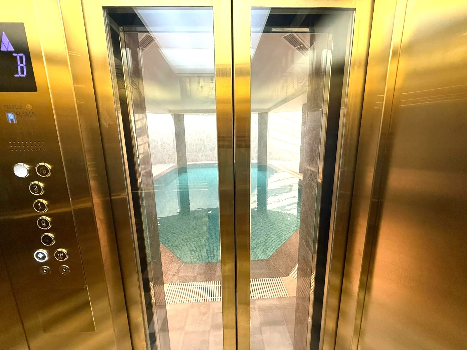 ULTRA-LUXURY CORNER 8BR VILLA WITH POOL & JACUZZI