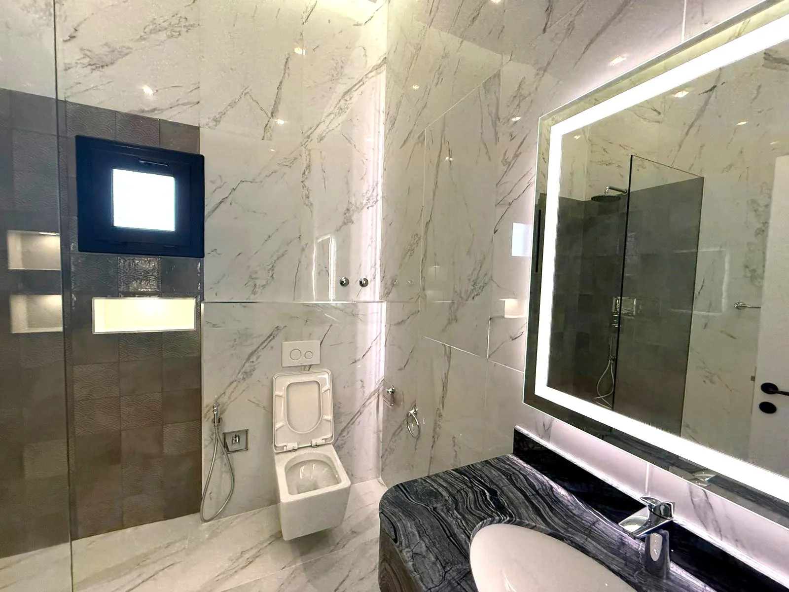 ULTRA-LUXURY CORNER 8BR VILLA WITH POOL & JACUZZI