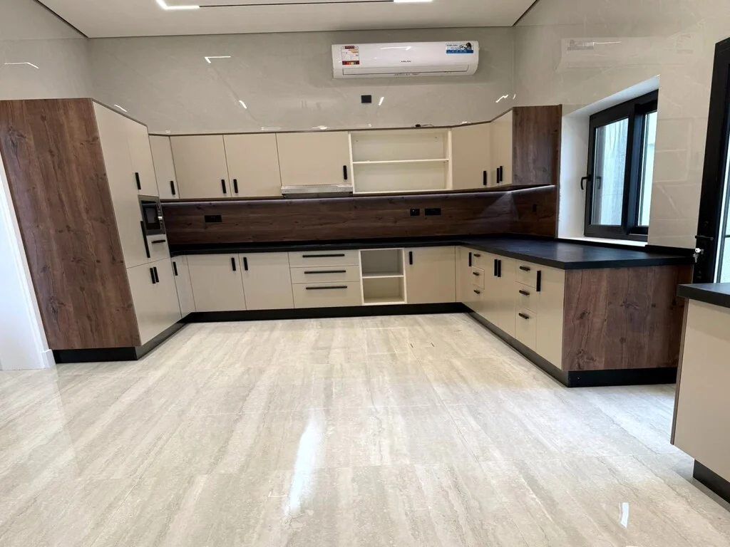 EXCLUSIVE HIGH-END SPACIOUS MODERN VILLA