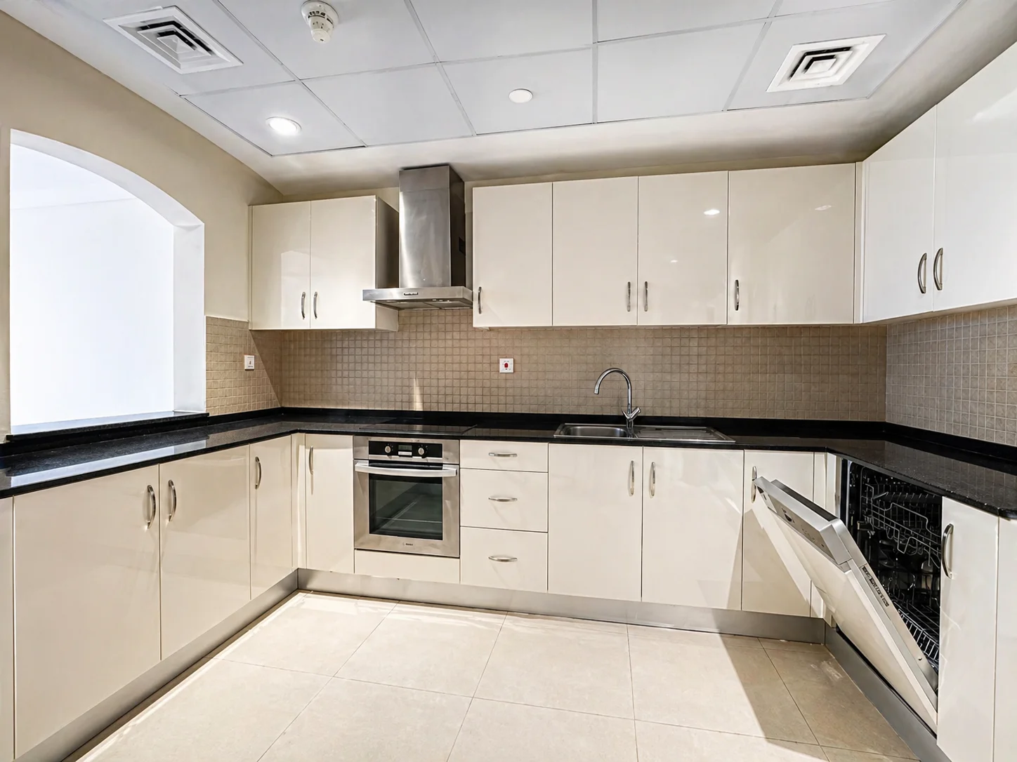 SPACIOUS SF 1BR + OFFICE | BIG BALCONY |