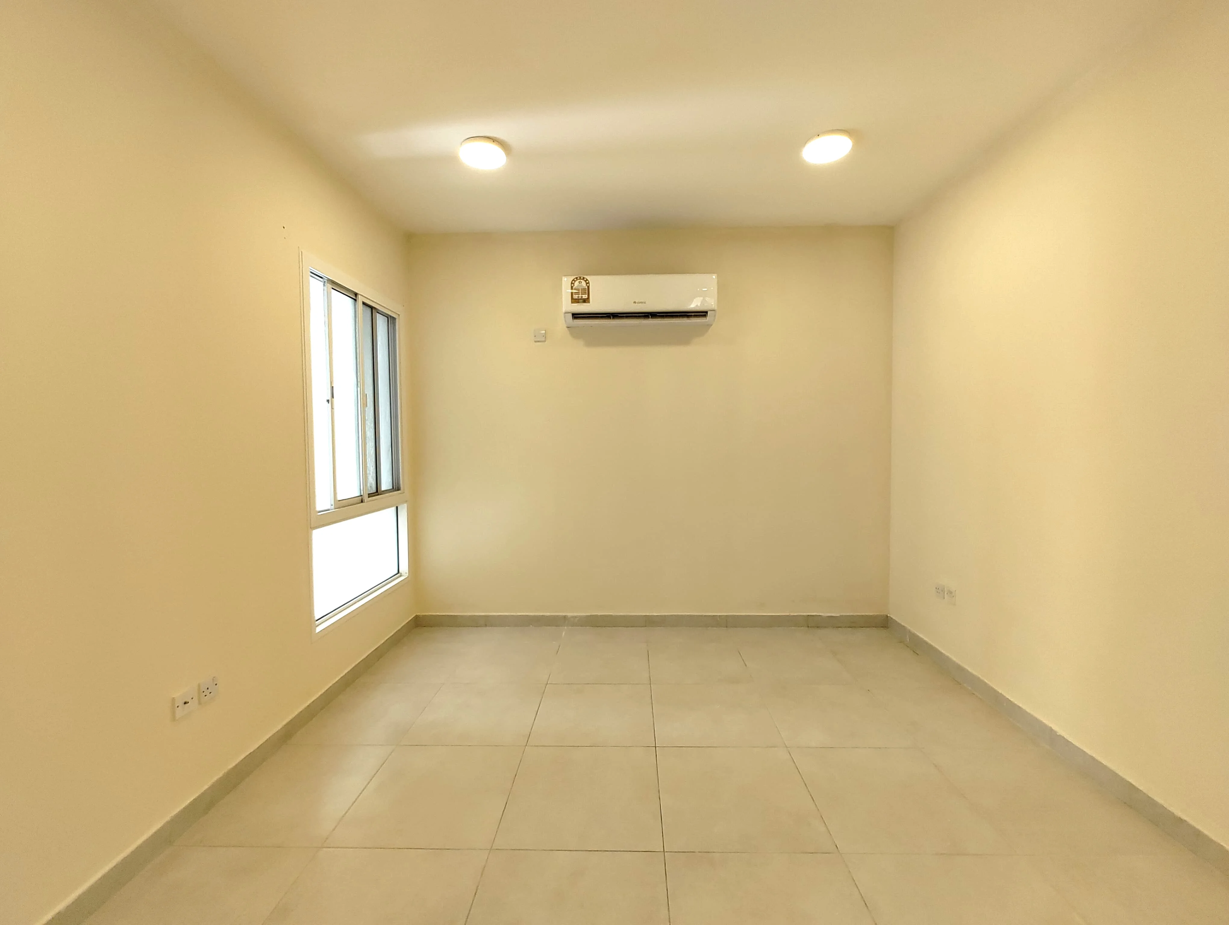SPACIOUS UF 3BHK APARTMENT NEAR METRO