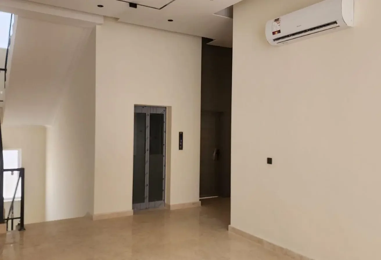 Brand New Modern Villa| 09 Master Beds +Outhouse