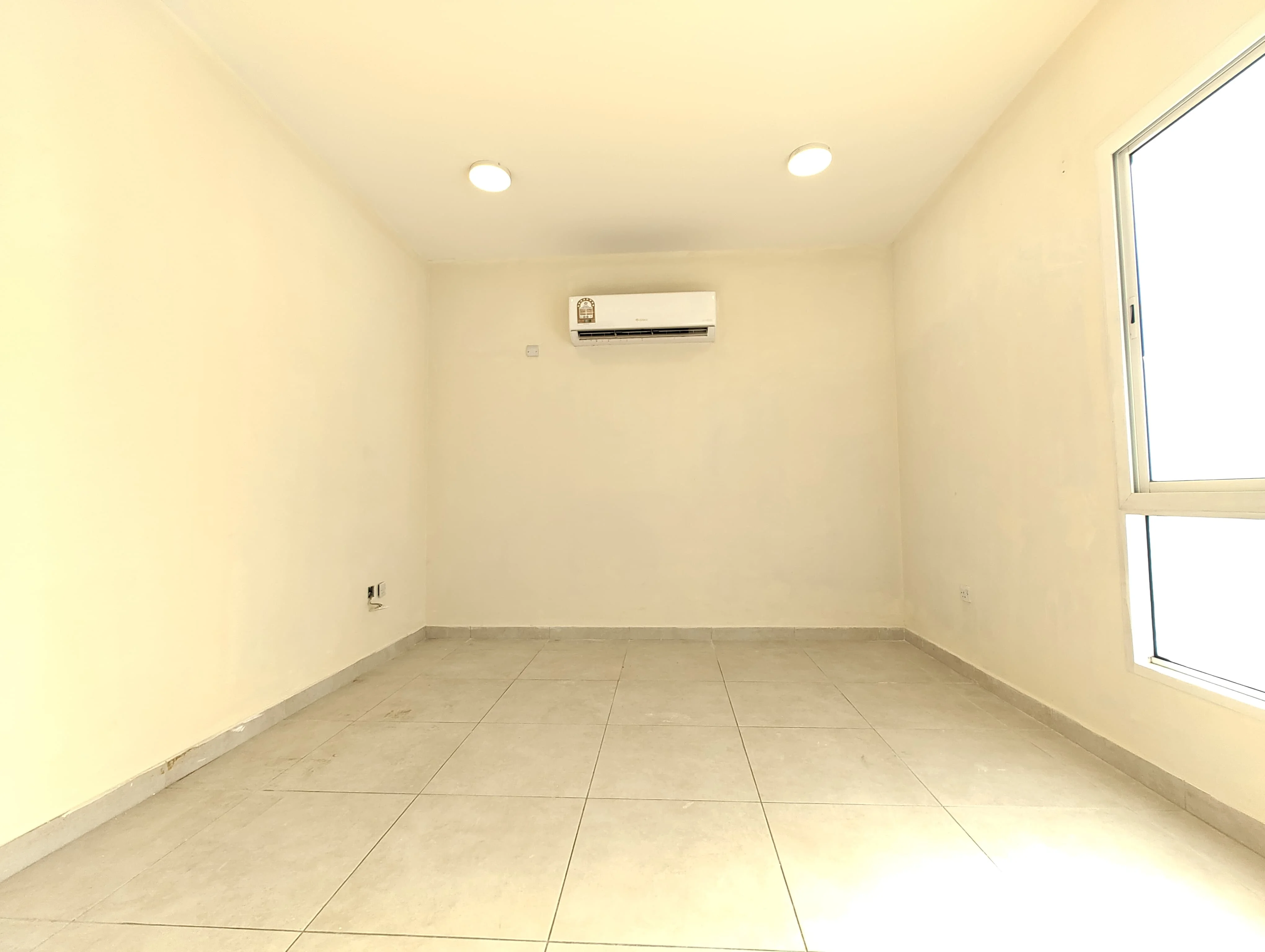 SPACIOUS UF 3BHK APARTMENT NEAR METRO