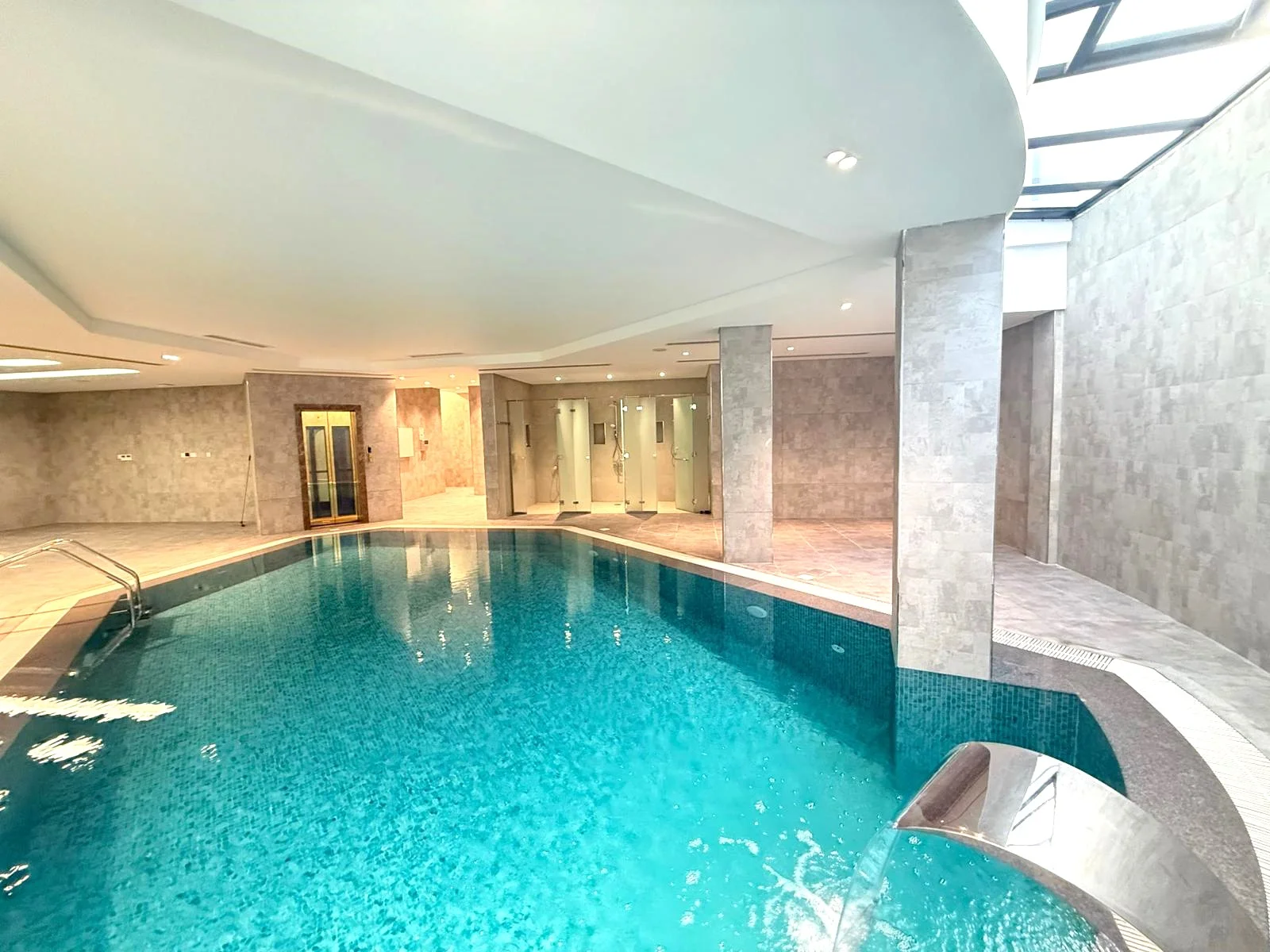 ULTRA-LUXURY CORNER 8BR VILLA WITH POOL & JACUZZI
