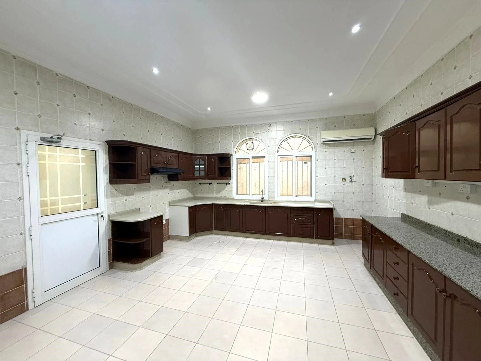 SPACIOUS 5BR CORNER VILLA | WEST BAY-ONAIZA