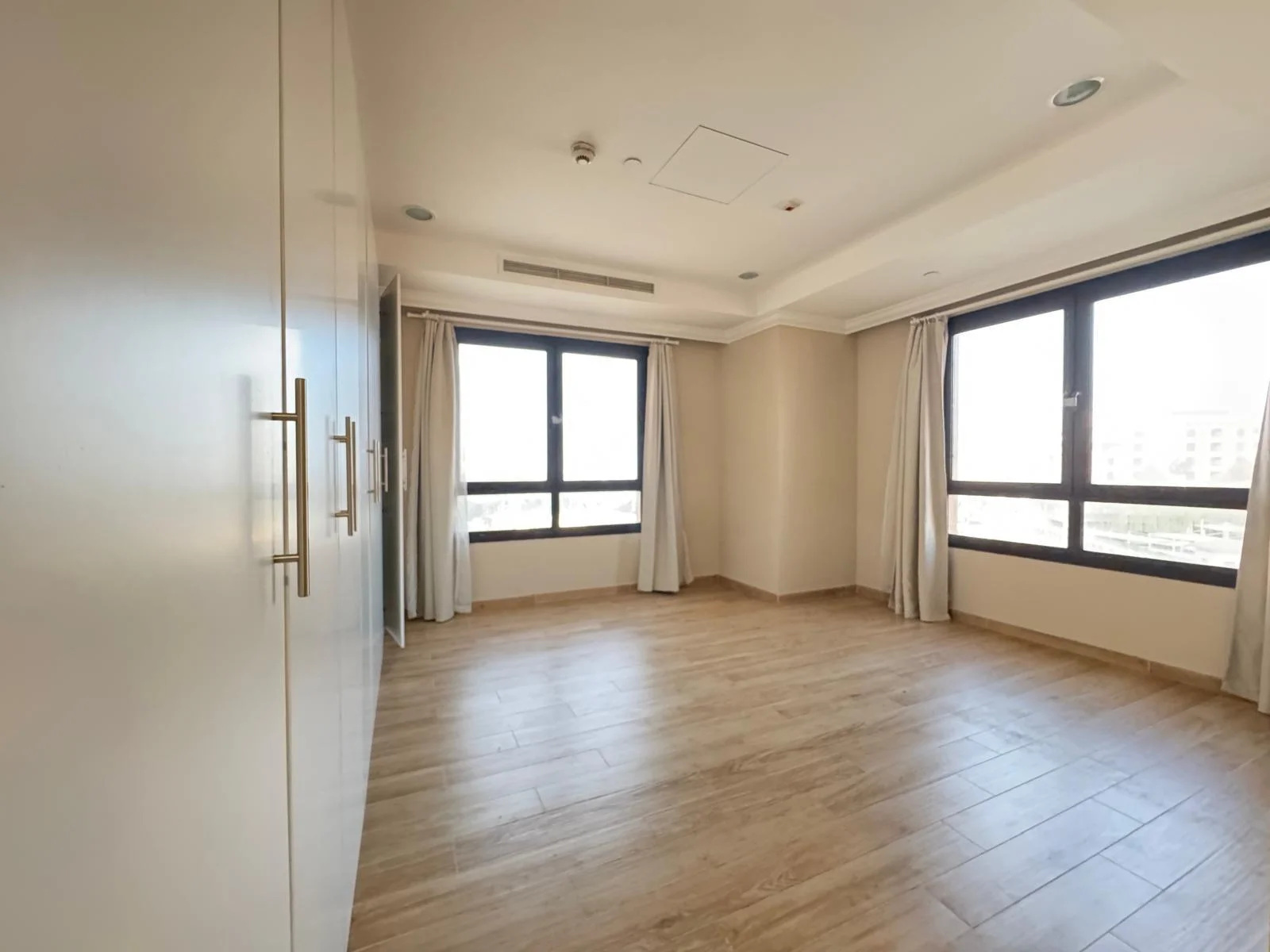 STYLISH MARINA LIVING – SPACIOUS 2BHK APT+BALCONY