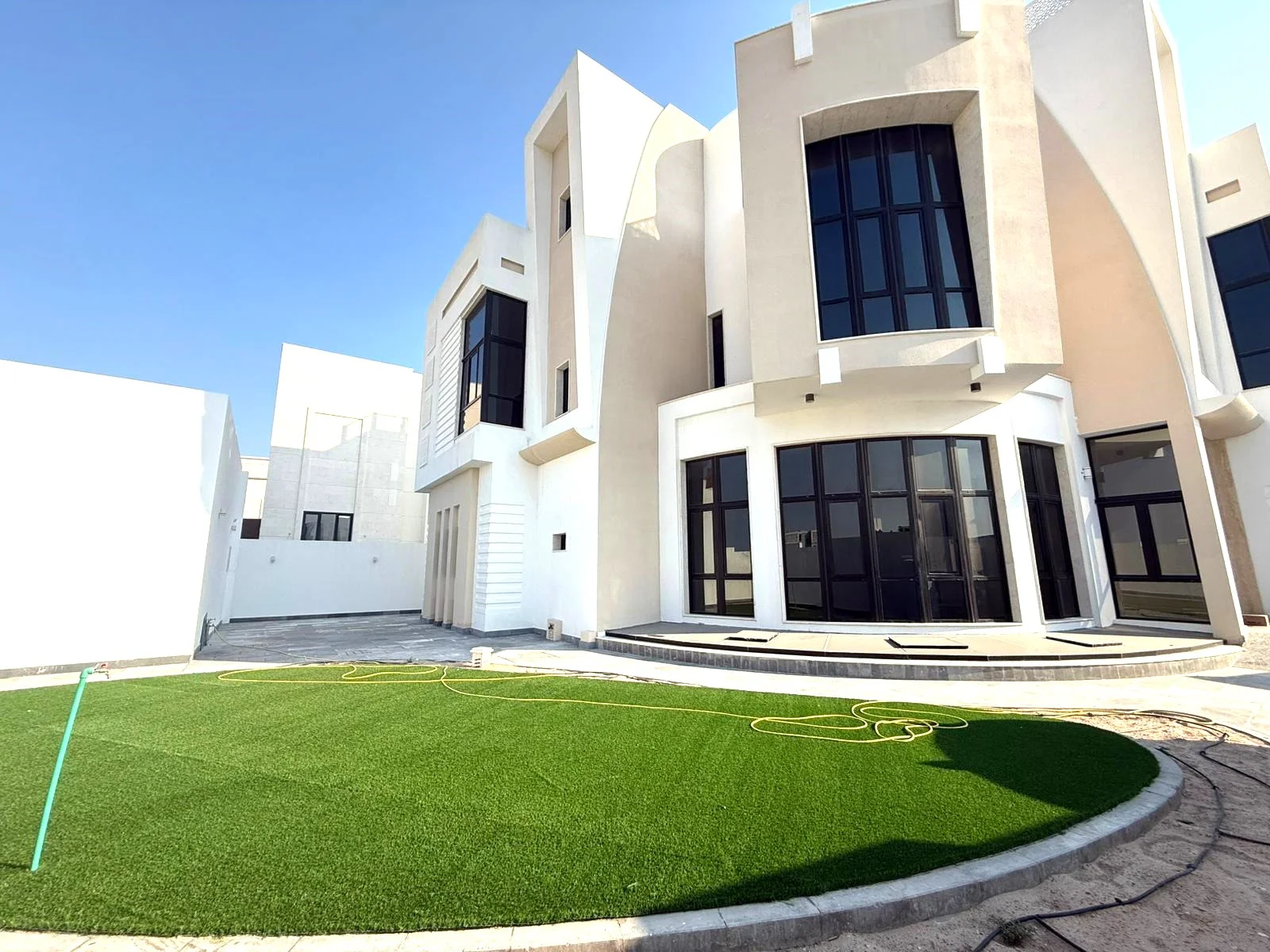 ULTRA-LUXURY CORNER 8BR VILLA WITH POOL & JACUZZI - view 1