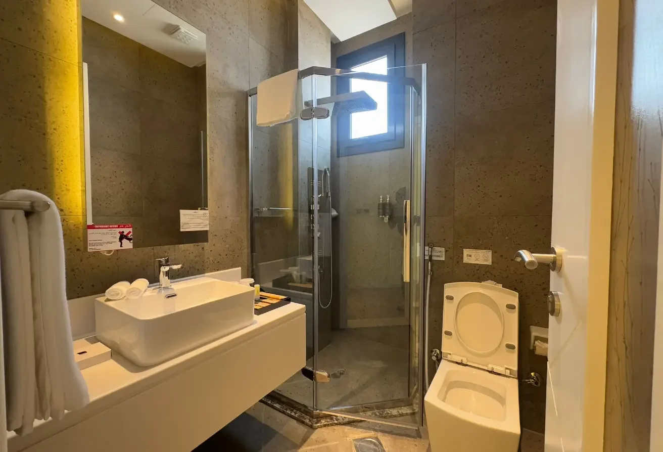 LUXURIOUS COMPOUND VILLA| 05 MASTER BEDROOMS| 450